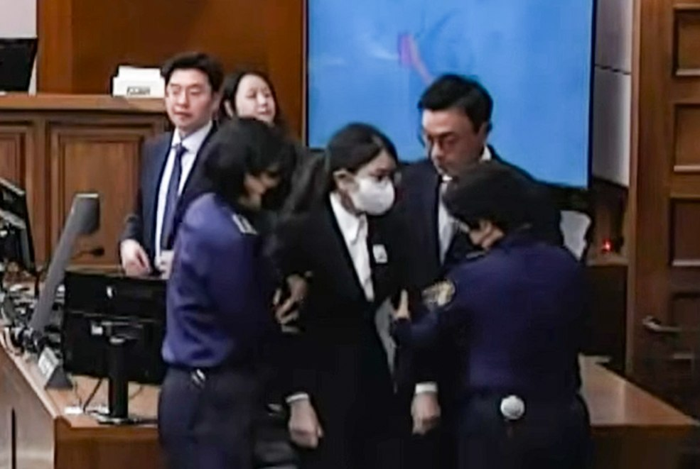 징역 4년 선고에 김건희 ‘비틀’…교도관 부축받고 퇴정