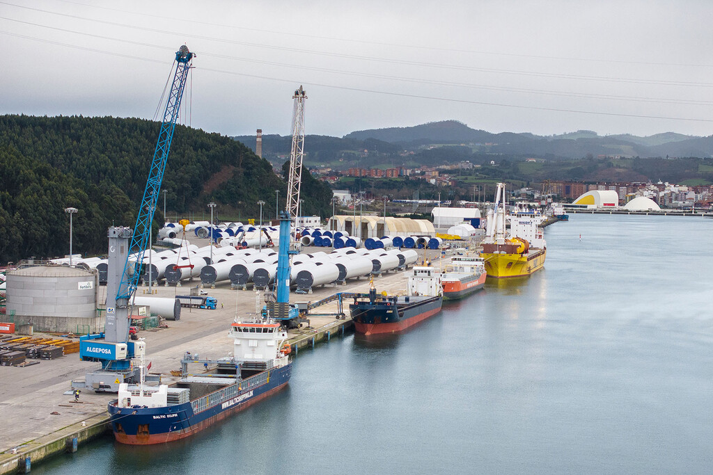 El problema de los aerogeneradores XXL no es el viento, es dónde guardarlos: la odisea de Asturias para liderar la eólica marina