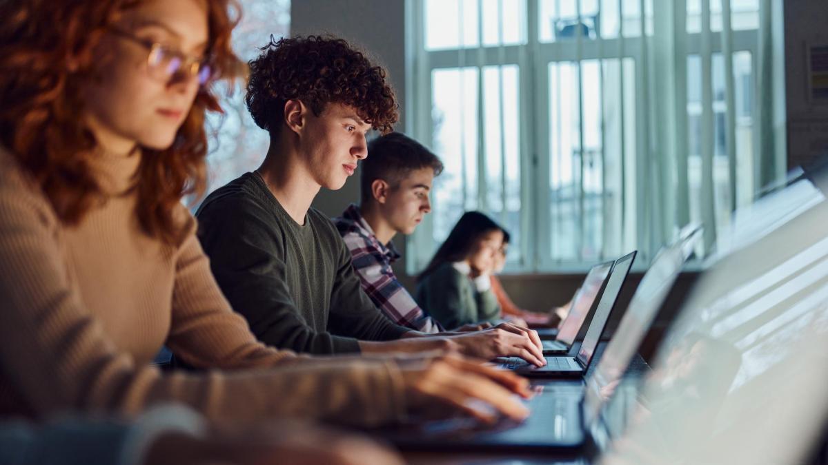 Los jóvenes no creen que los inmigrantes les quiten el trabajo, pero sí los recursos