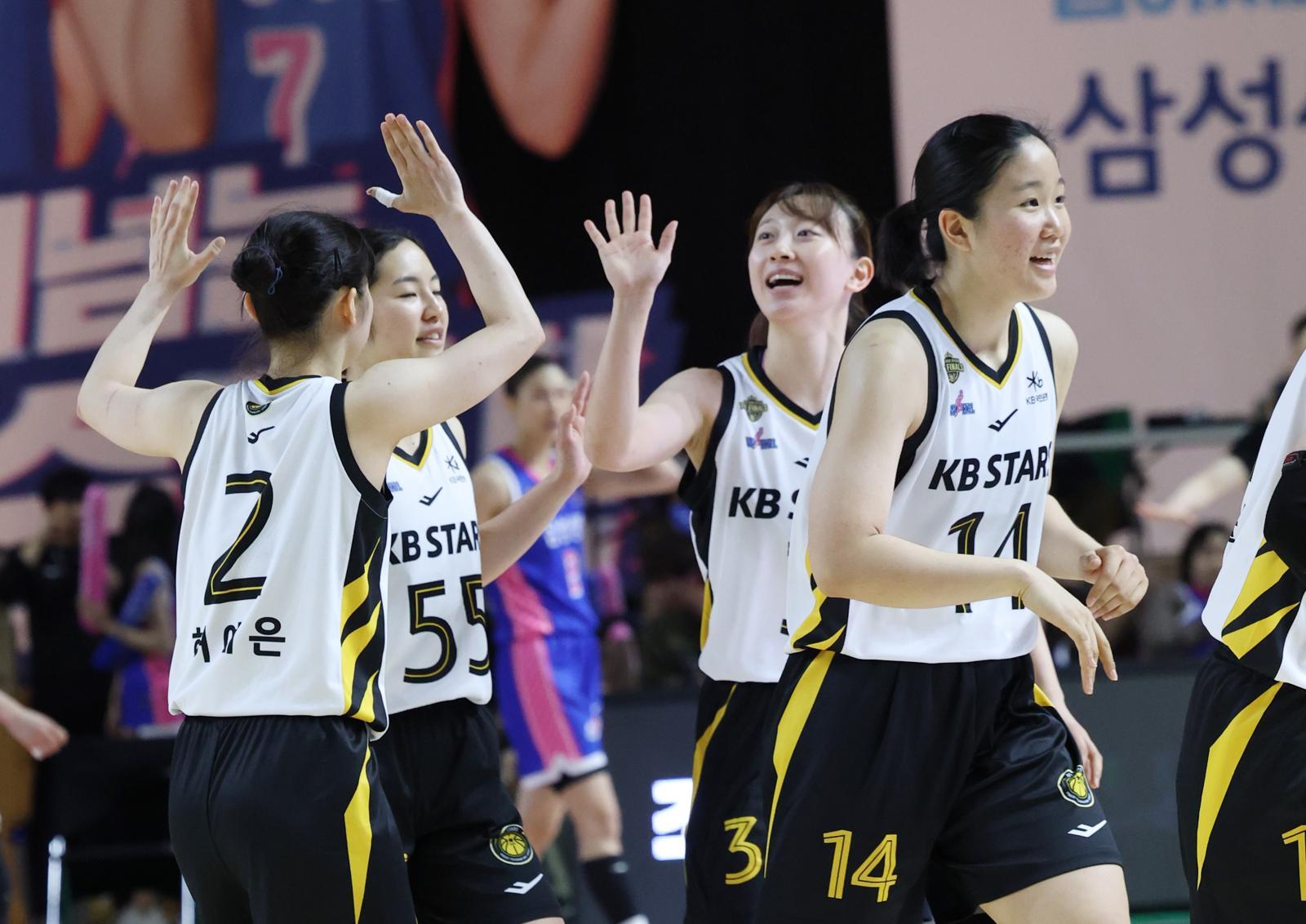 女농구 KB스타즈, 부상 악재 극복하고 ‘3전 전승’ 세 번째 통합우승 축포