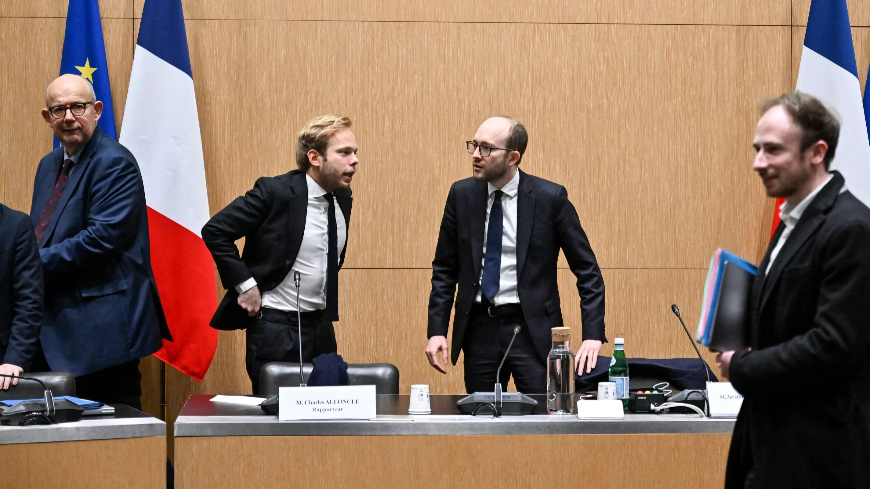 Règlements de comptes, proposition de contre-rapport… Les polémiques enflent après le vote sur la publication du rapport Alloncle