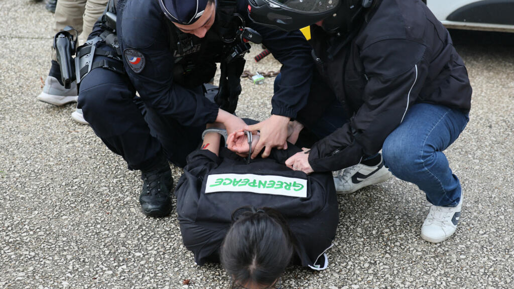 En France, "des dérives menacent notre État de droit", alerte Amnesty International