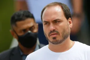 Carlos alerta Flávio Bolsonaro por cogitar Zema como vice: “mordendo a isca”