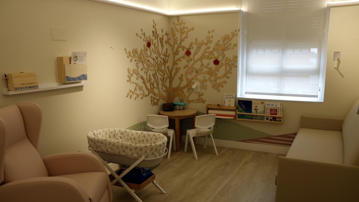 El Hospital Arnau de Vilanova de Lleida estrena una sala para apoyar el duelo perinatal conectada a la habitación de la madre