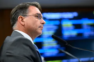 Flávio Bolsonaro diz ter “vários nomes” para o STF e cogita Rodrigo Pacheco