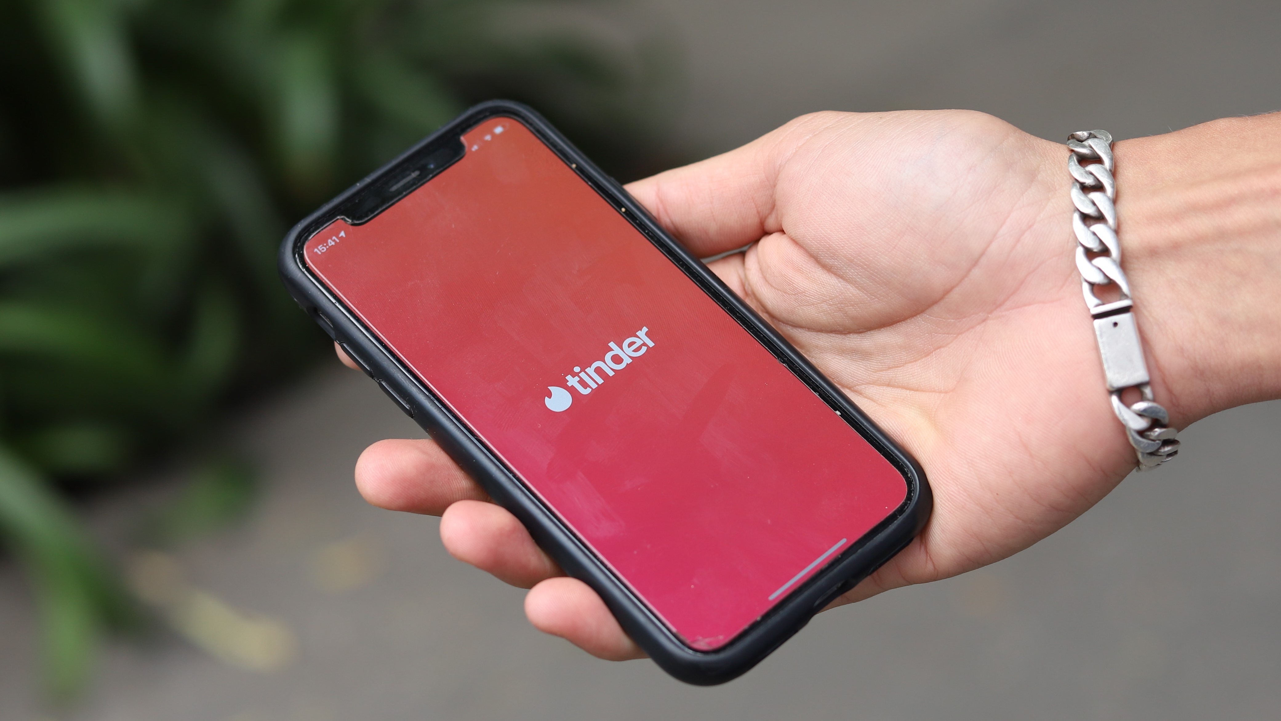 Tinder terá polêmica verificação por íris para combater perfis de IA