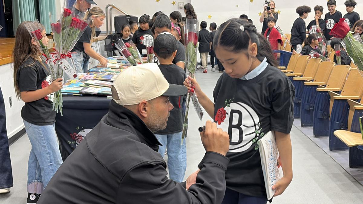 El entrenador de los Brooklyn Nets celebra Sant Jordi con un centenar de alumnos en una escuela