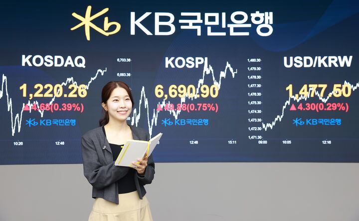 “19세기 런던 귀족이나 하던 짓”… ‘5월엔 팔아라’ 격언 비웃는 韓美 증시