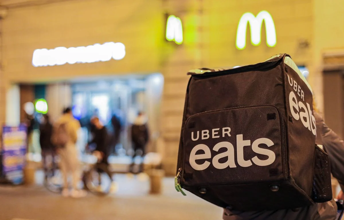 Coursiers, livreurs, chauffeurs VTC… Des parlementaires insistent pour leur requalification en salariés