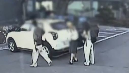 “성추행 했으니 돈 내놔” 20대男 협박한 10대일당 CCTV 보니…
