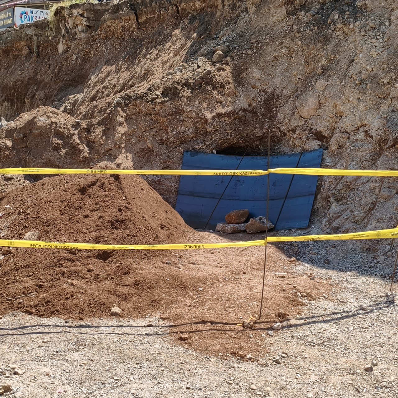 Giriş-çıkışlar kapatıldı! Belediye kazısında bulundu