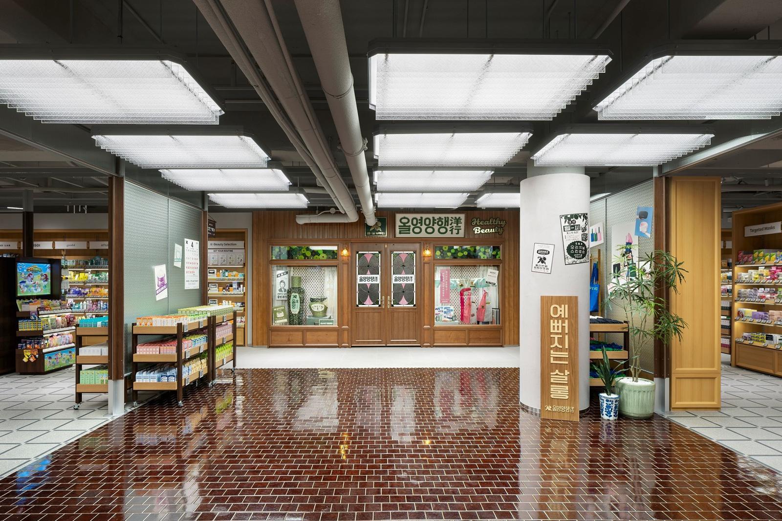 올리브영, 광장시장에 ‘올영양행’ 오픈… 60년대 복고풍 매장 눈길