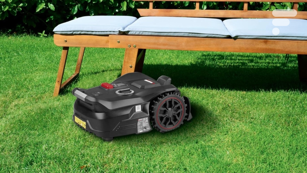 Lidl brade son robot tondeuse Parkside pour tondre un jardin de 1250 m² sans efforts
