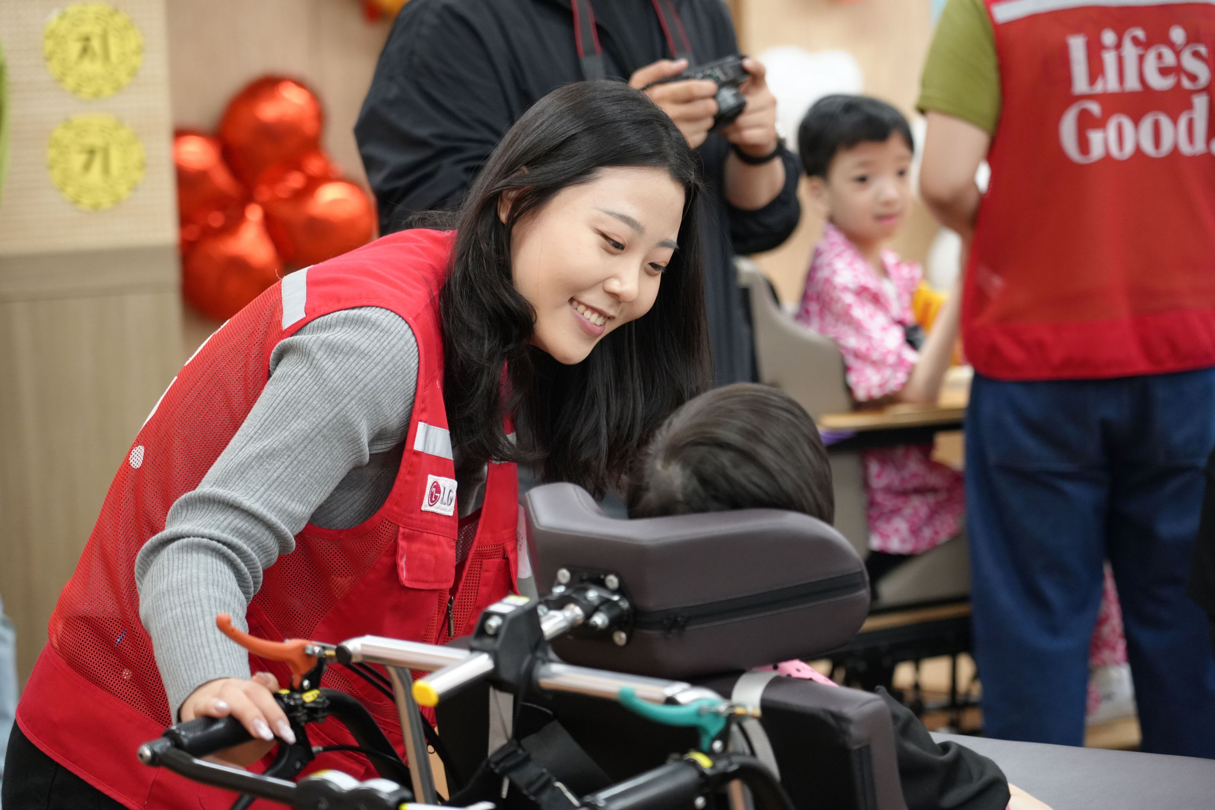 LG전자, 가정의 달 맞아 ‘가족 초청 행사’ 연다… 봉사 활동도 진행