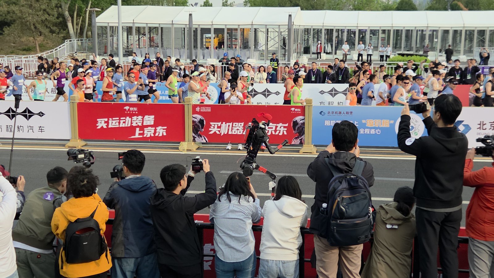 연봉 9000만원 육박, 문과생도 OK…중국 ‘로봇 인재 쟁탈전’ 시작