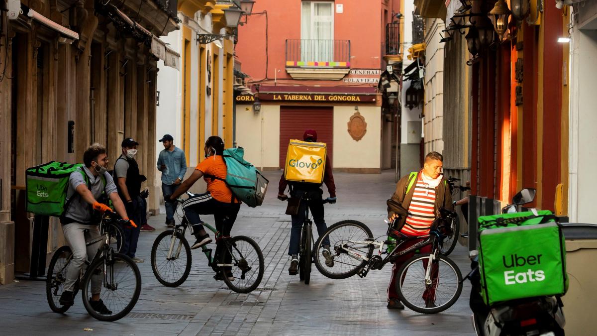 Denuncia en Francia contra Uber Eats y Deliveroo por trata de seres humanos