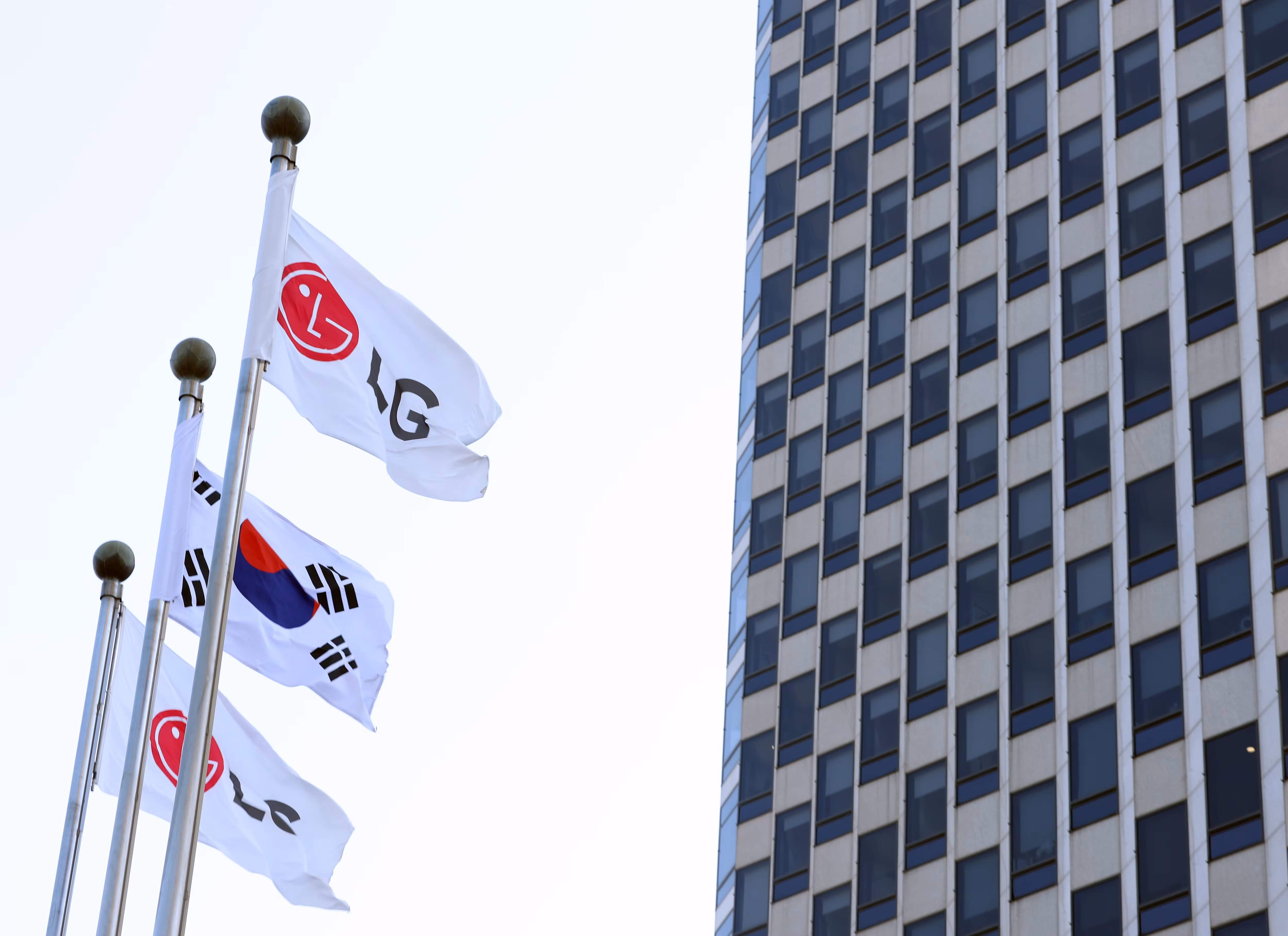 [특징주] LG전자, 사업부별 실적 발표 앞두고 12% 급등