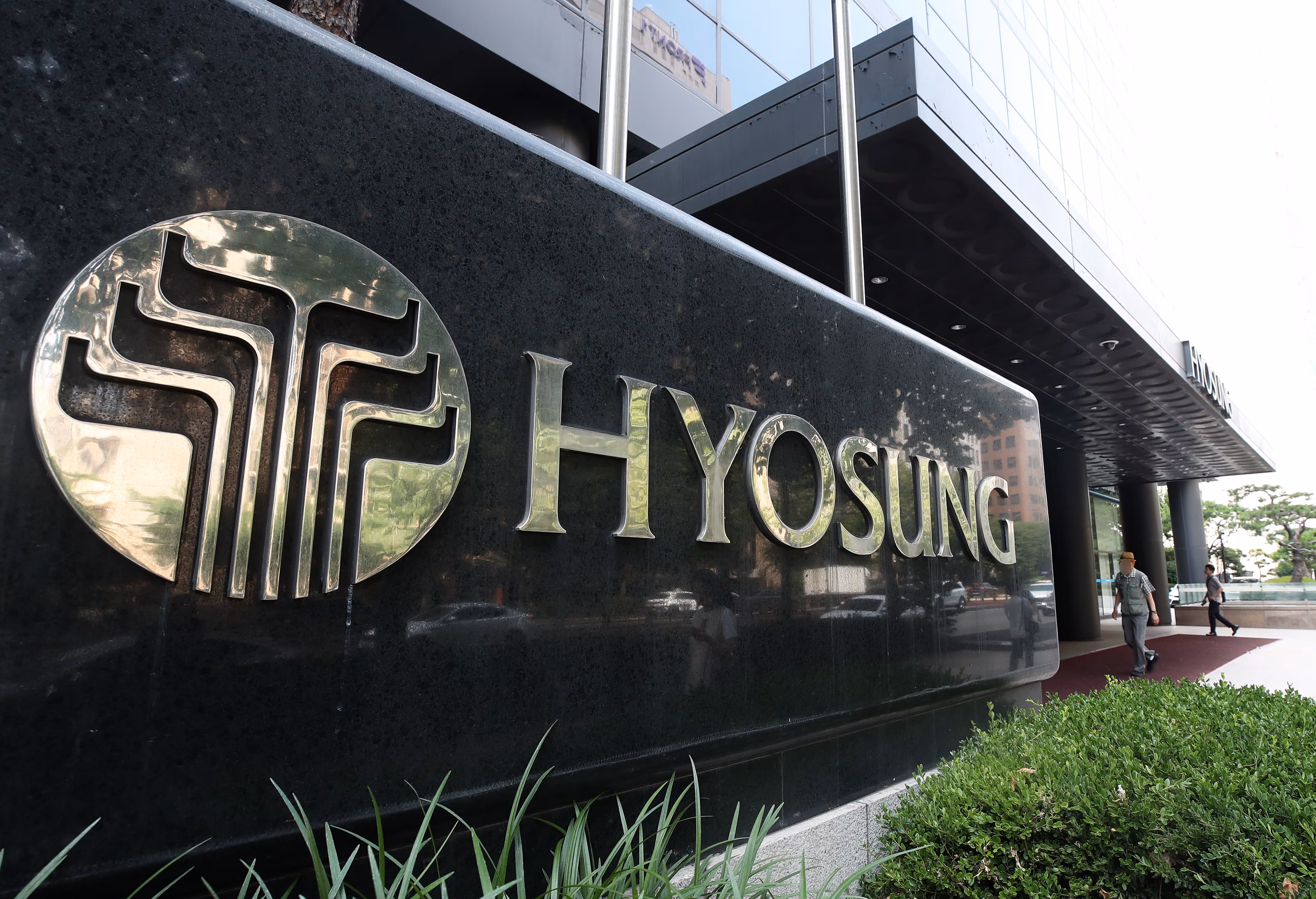 [특징주] “효성重 놓쳤다면 여기로”…효성, 장 초반 ‘상한가’ 직행