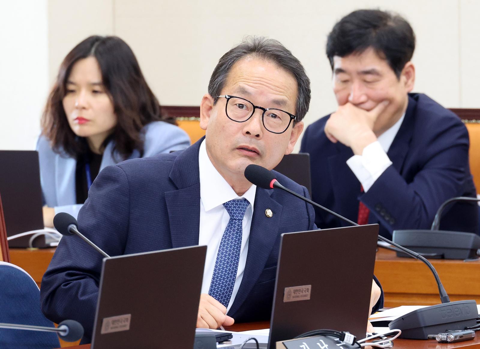 與 이번엔 ‘성비위’… 금품 비리 의혹 이어 공천 과정 잇단 잡음