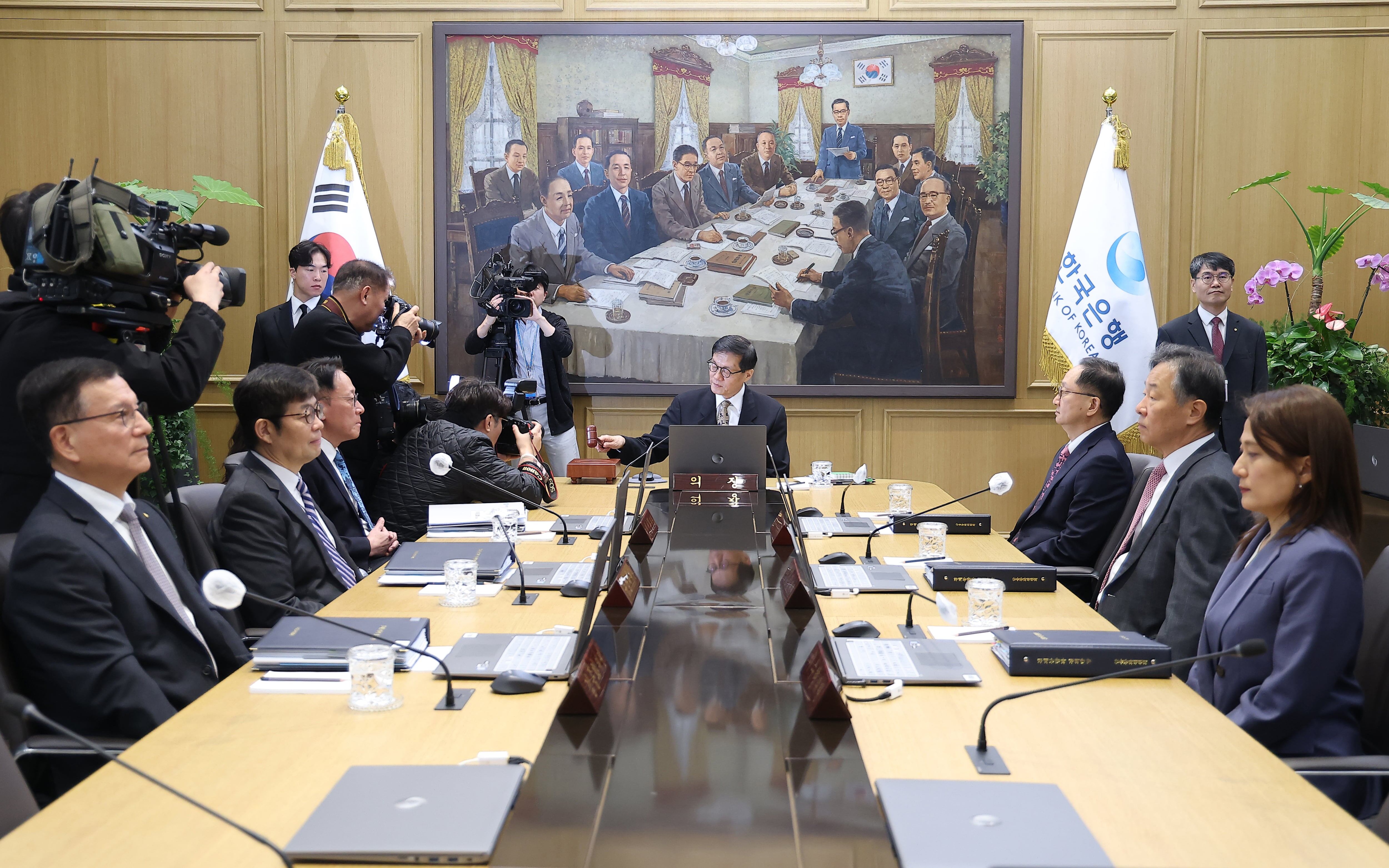 4월 금리 만장일치로 동결한 금통위원들... “중동 전쟁 불확실성 매우 크다”