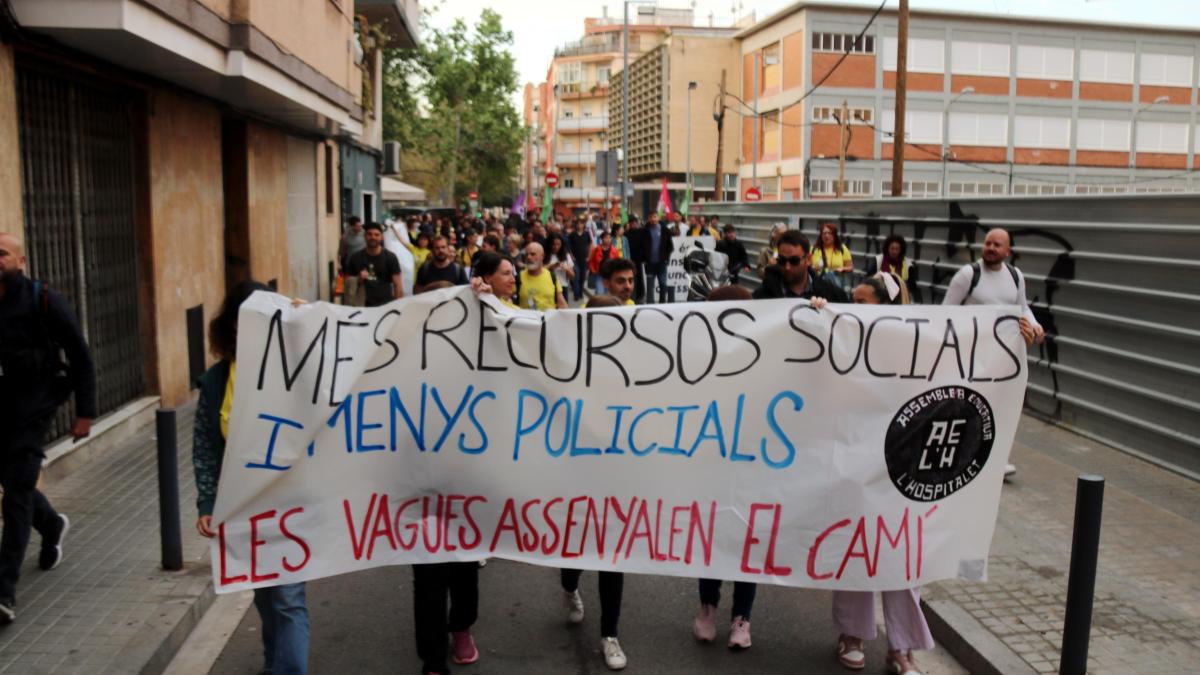 Trabajadores de dos institutos de l'Hospitalet protestan contra la presencia de mossos en los centros
