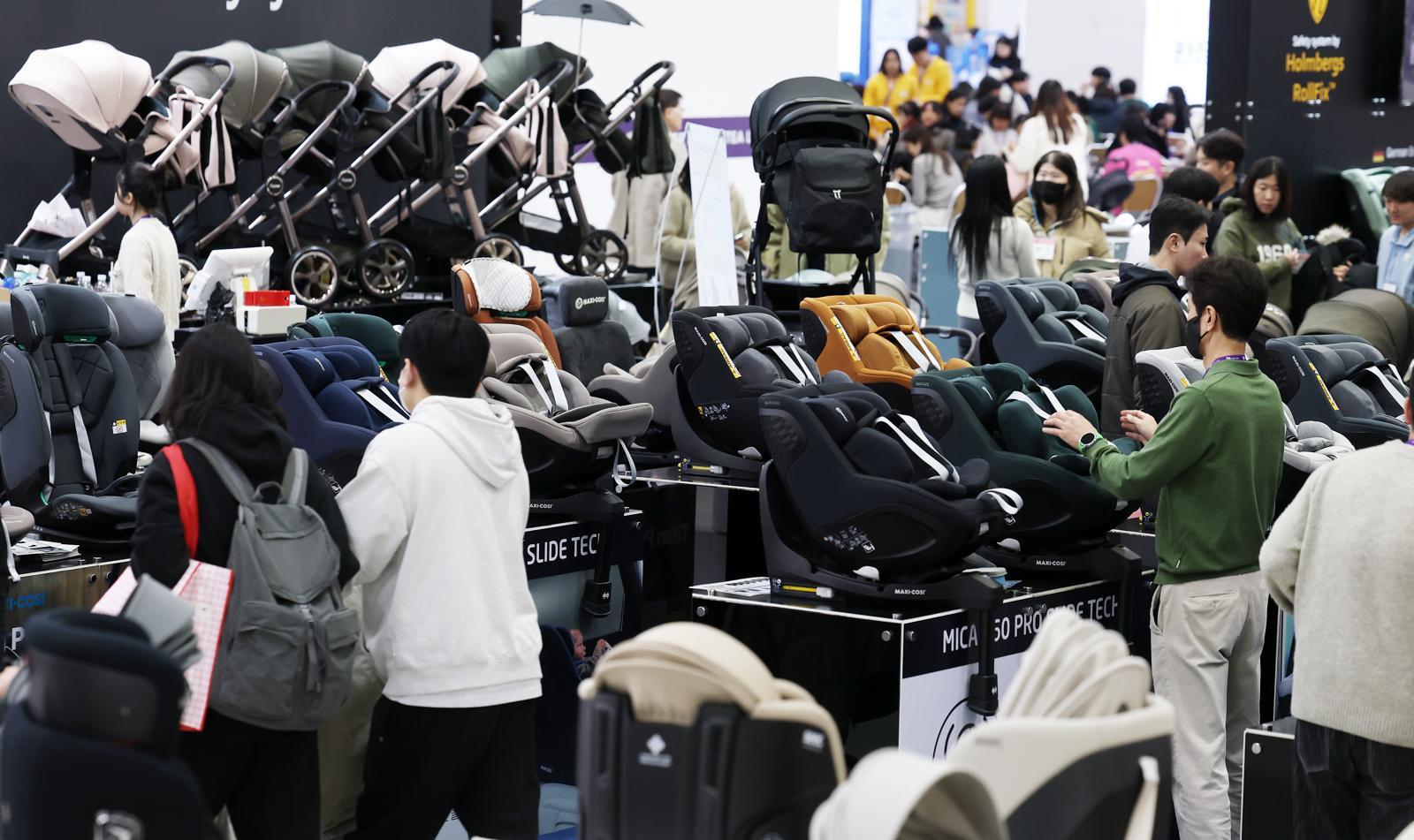 손주 사랑에 열린 지갑… 60대, 출산 용품 소비 1년새 61% 늘어