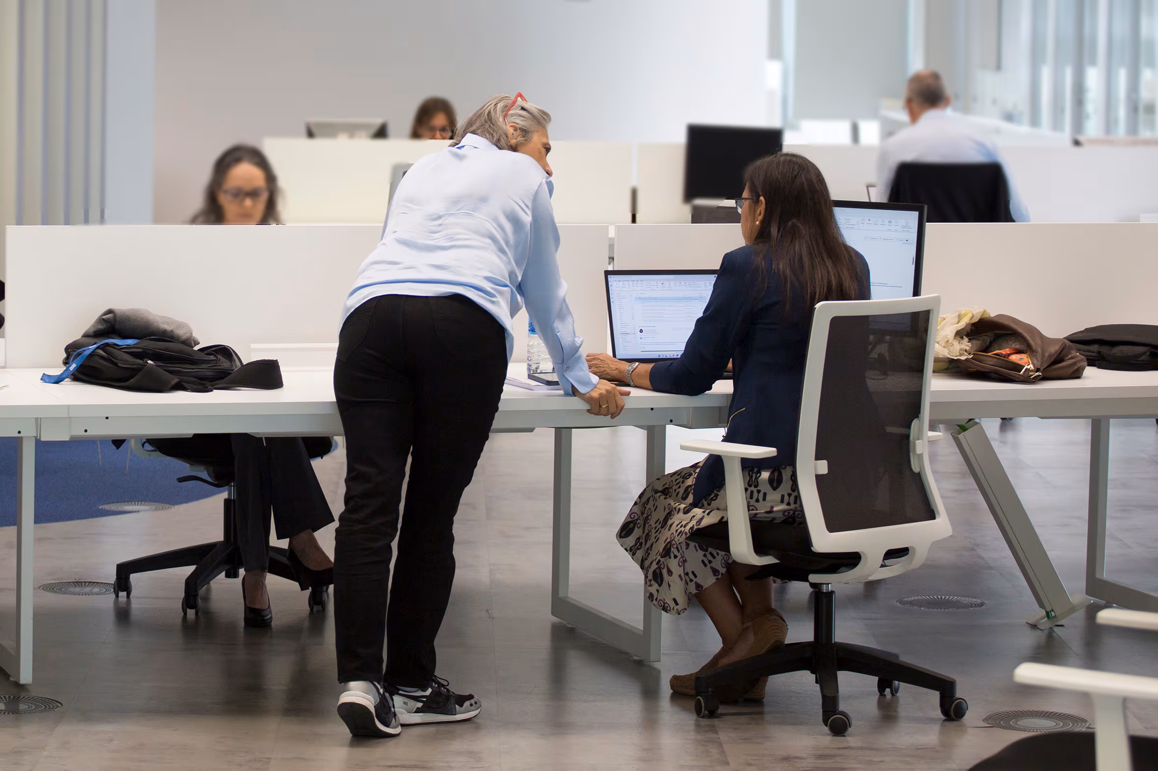 ¿La inteligencia artificial ya destruye empleo en España? La ocupación retrocede en el sector tecnológico