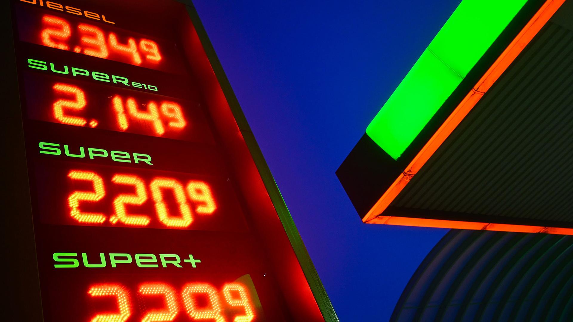 Zehntausende Preiserhöhungen - Tankstellen missachten 12-Uhr-Regel