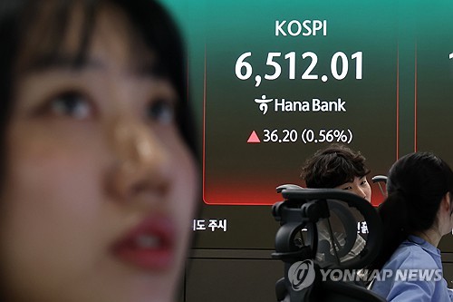 (LEAD) Seoul stocks open tad lower amid little progress in peace talks