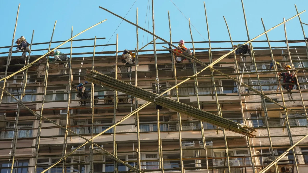 Photo of labourer smoking on scaffolding triggers anger after Tai Po blaze