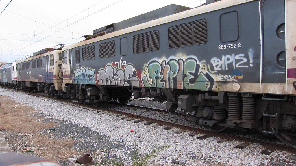 El robo de cable parece el gran problema de Renfe con el vandalismo. Hasta que descubres cuánto se gasta en limpiar grafitis
