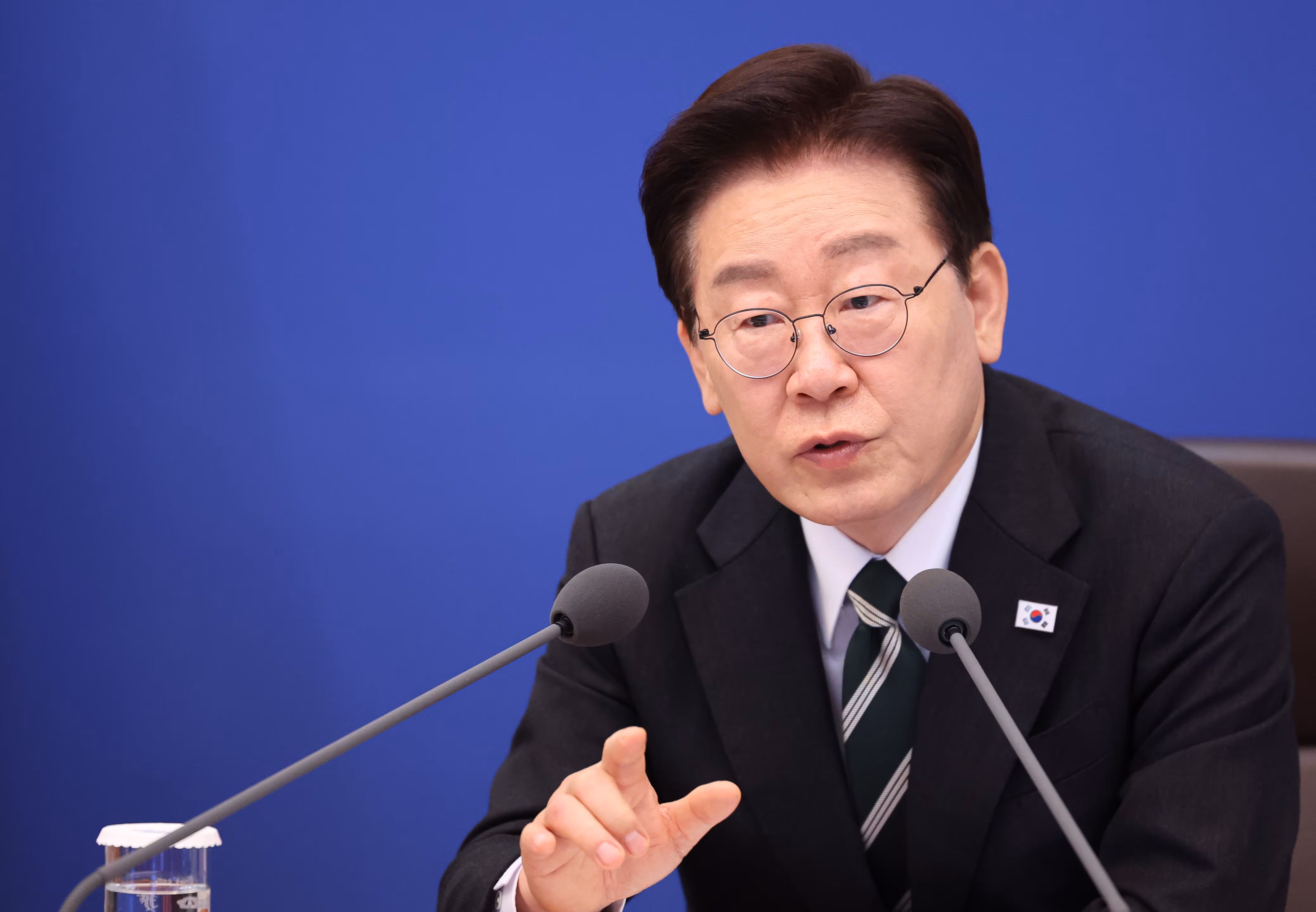 주유소에서 못 쓰는 고유가지원금…李 “풀어주는 것 검토”