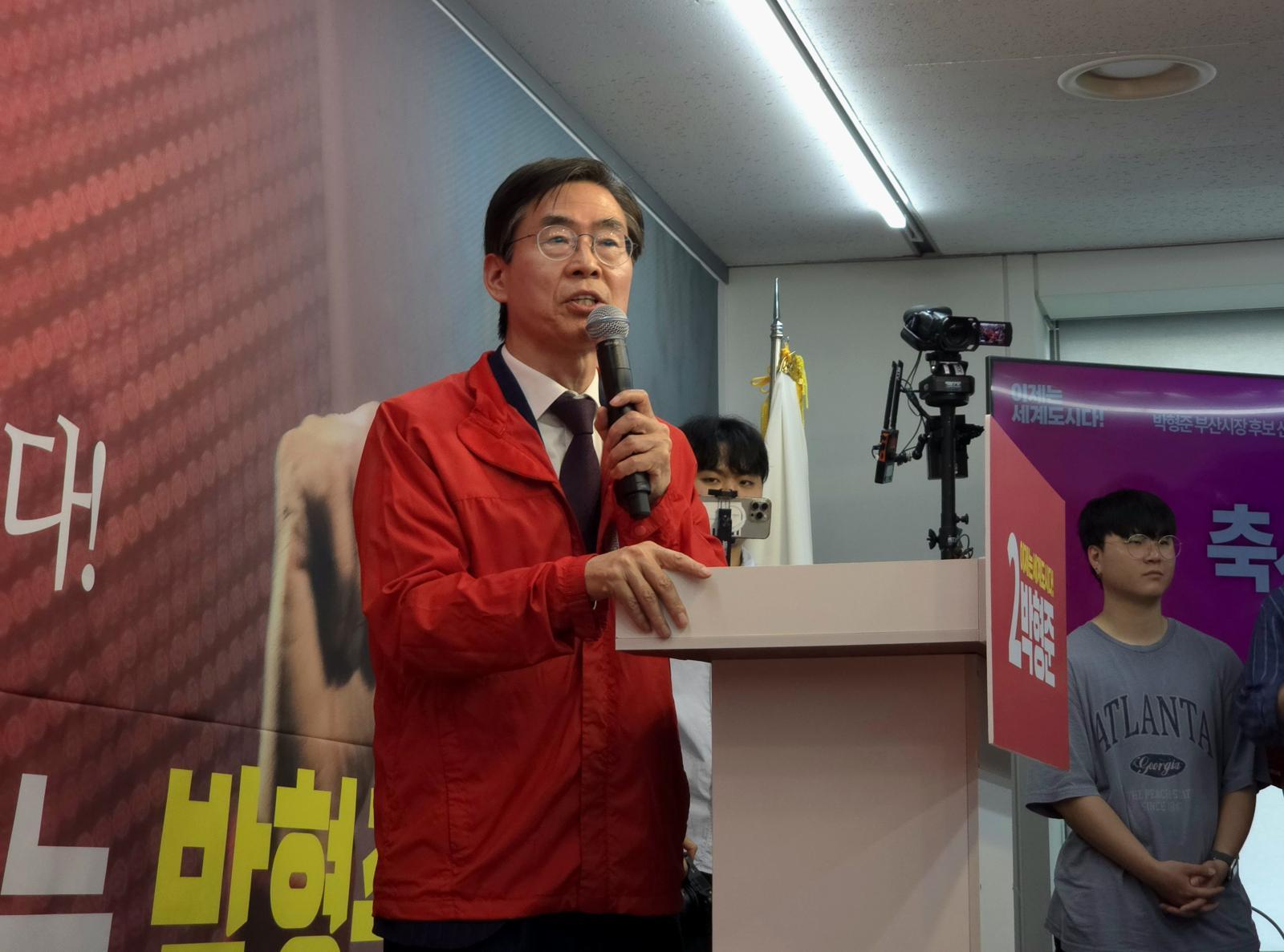 “여러분 때문에 국힘 안돼” “장동혁!”…박형준 개소식서 고성-항의