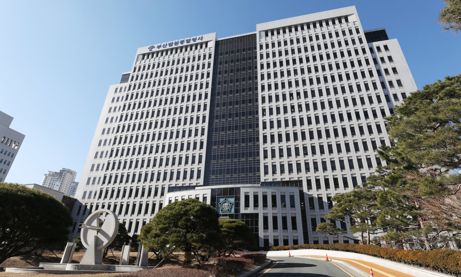 ‘이자 줄게’ 약사에게 돈 빌려 갚지 않은 행정원장 벌금 500만원