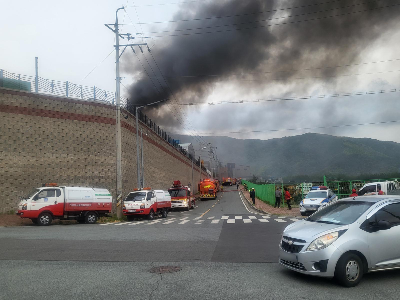 기름 새는 관 용접 중 ‘불꽃’…경주 산업단지 불 3시간 만에 진화