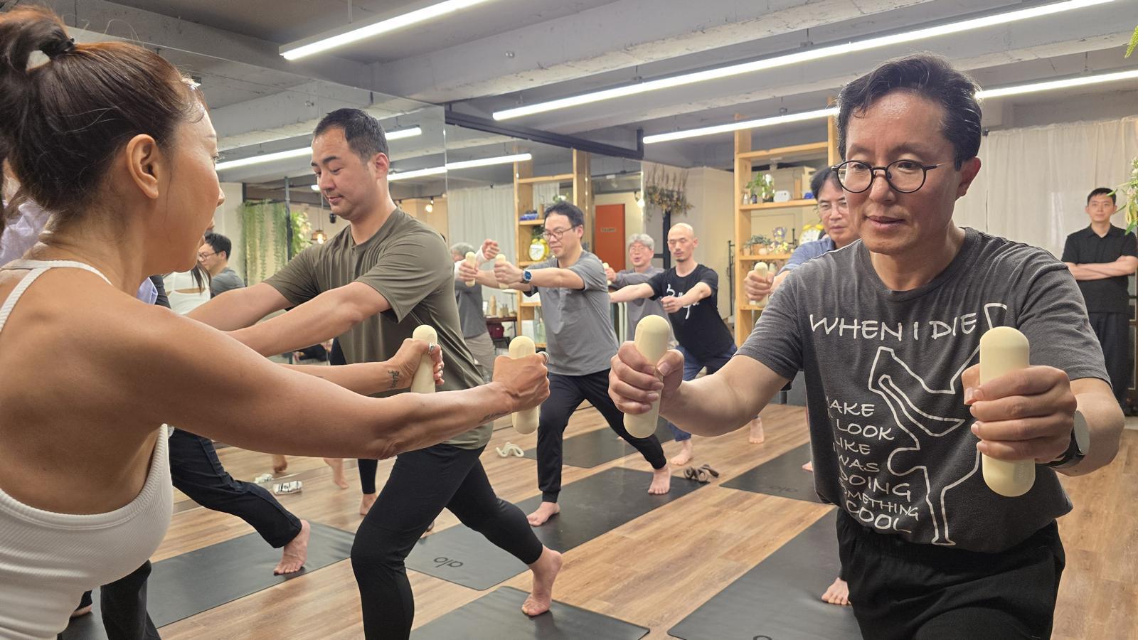 ‘뻣뻣’ 중년 남성, 우아하게 ‘쭉쭉’ 뻗으며 거북목 편다[이진한 의학전문기자의 메디컬 체험]