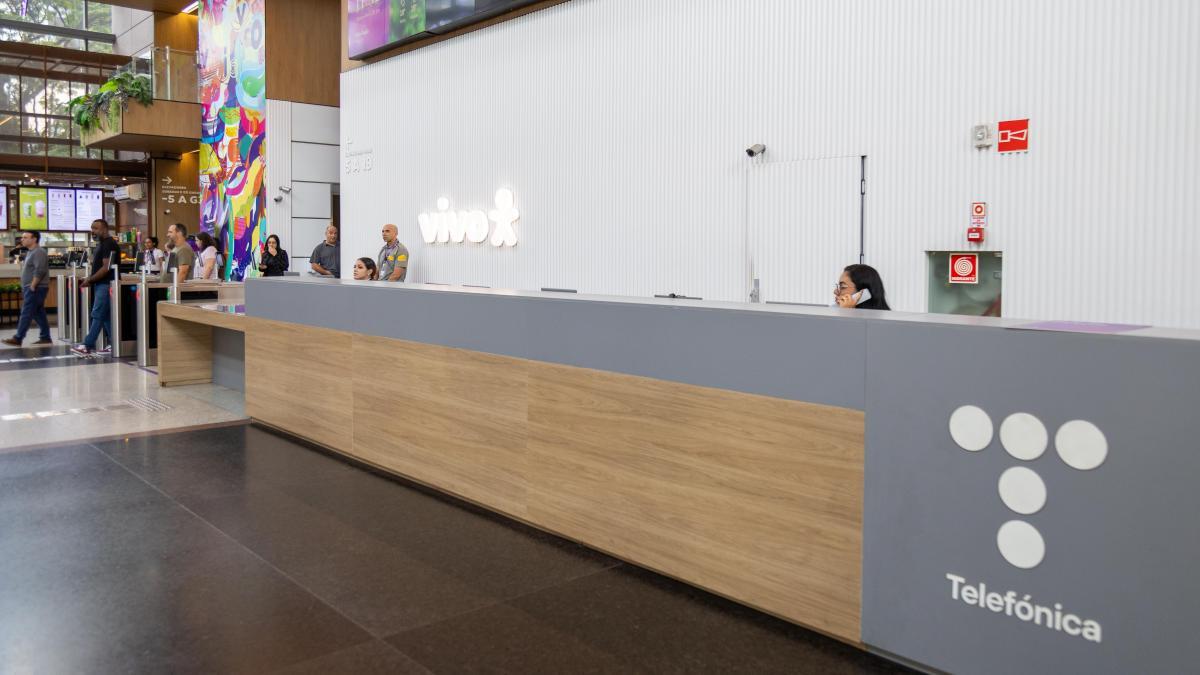 Telefónica rastrea compras en Brasil para llevar fibra a 45 millones de hogares