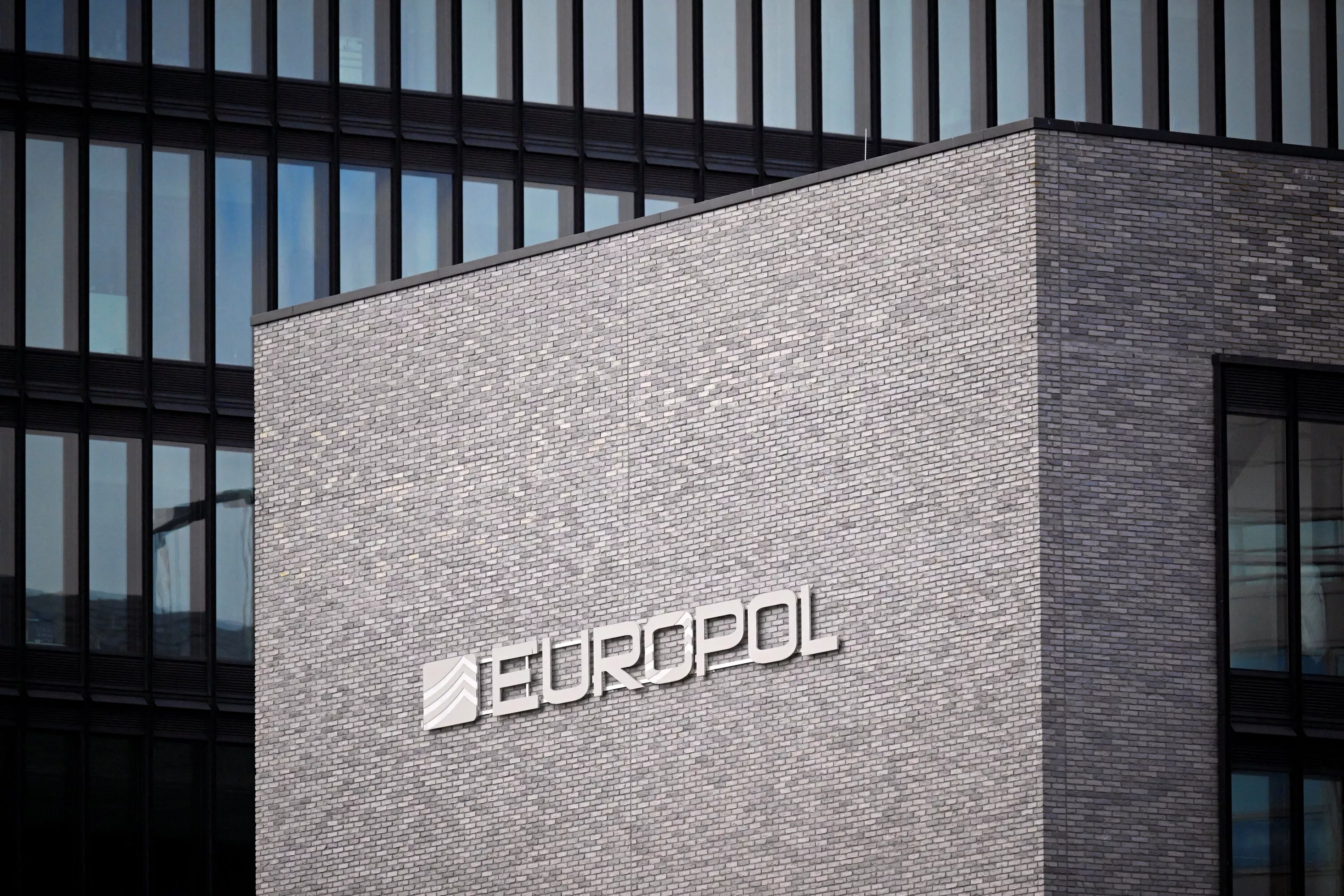 Perversion des IA, abonnements pour les pédocriminels, alliances entre pirates : comment les cybercriminels «creusent le fossé» avec les forces de l’ordre