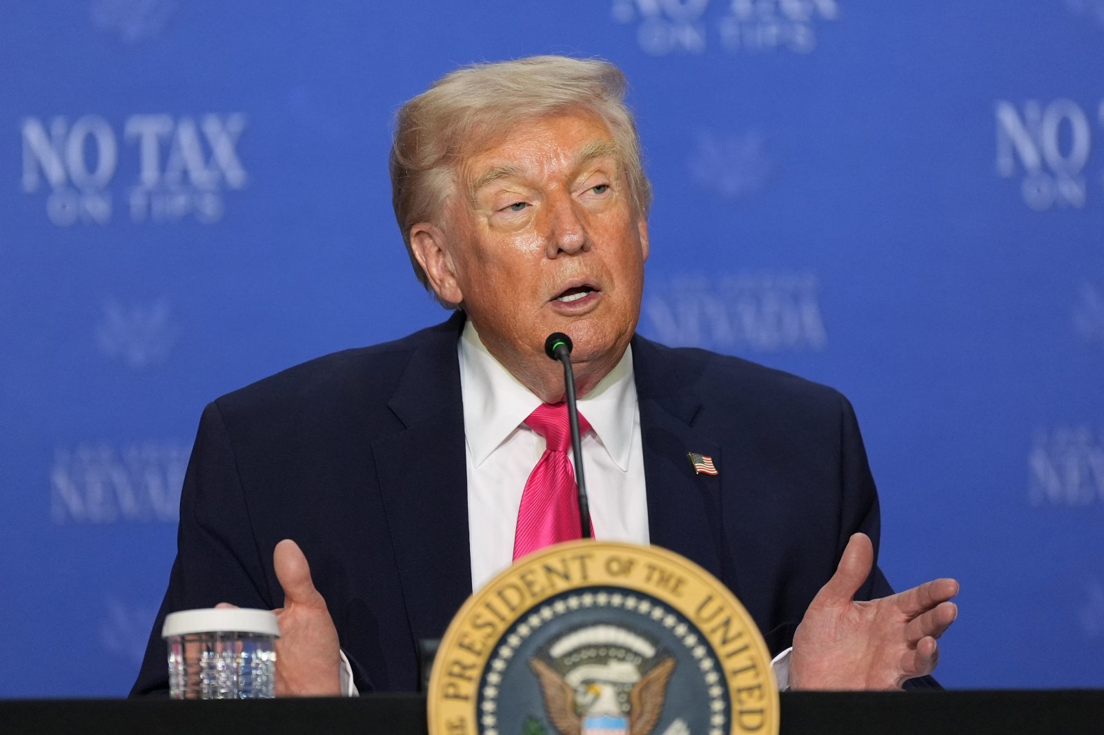 트럼프 “이란, 붕괴 상태 있다고 통보…우리가 호르무즈 개방해주길 원해”