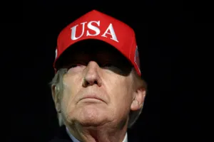 Trump se irrita com pergunta sobre manifesto de atirador: ‘não sou pedófilo’