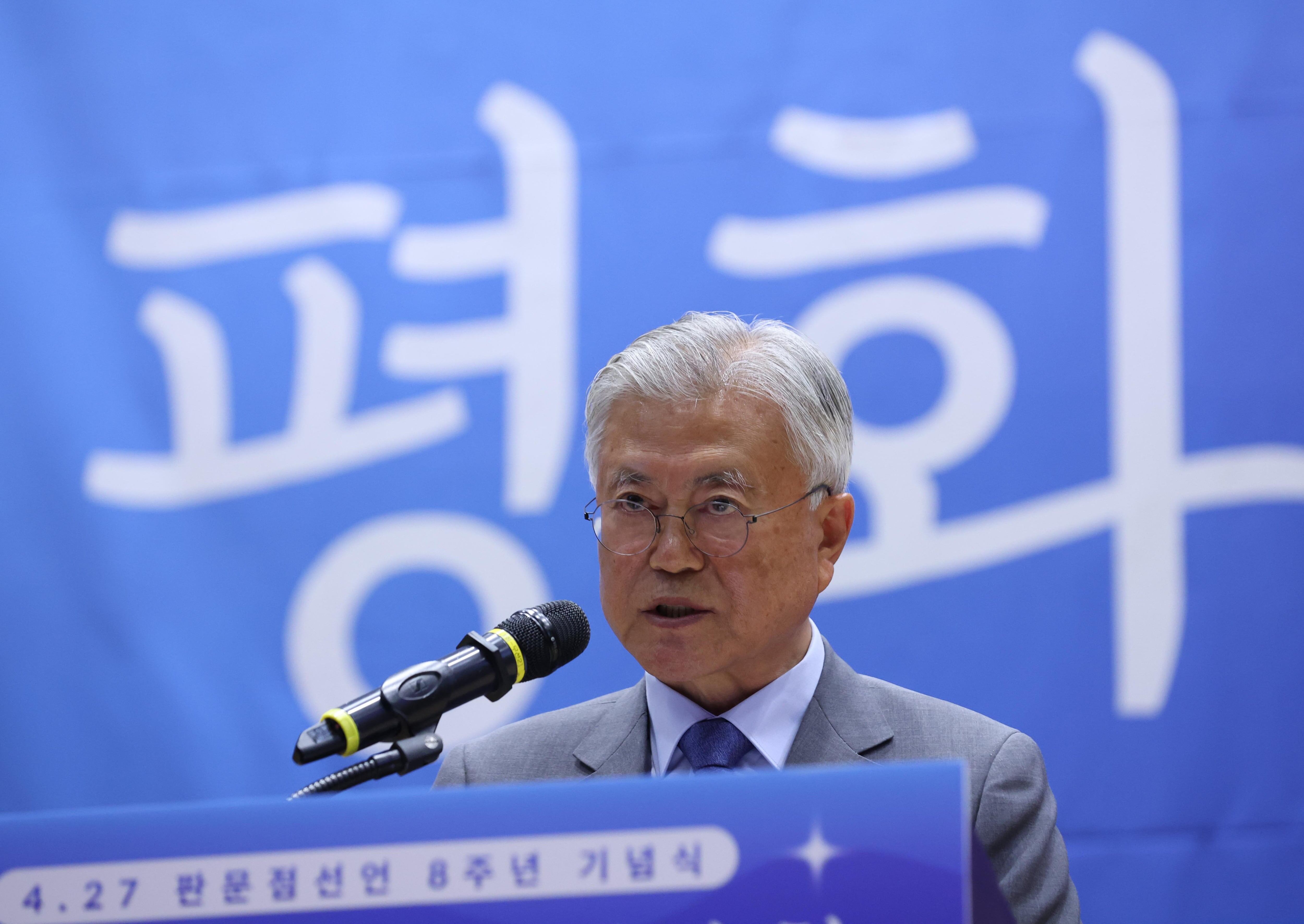 판문점 선언 8주년…문재인 “김정은, 트럼프와 마주 앉아야”