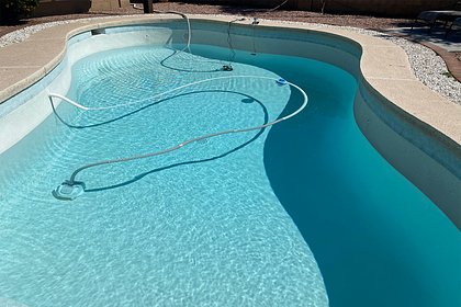 Девочку засосало в слив бассейна на глазах у друзей