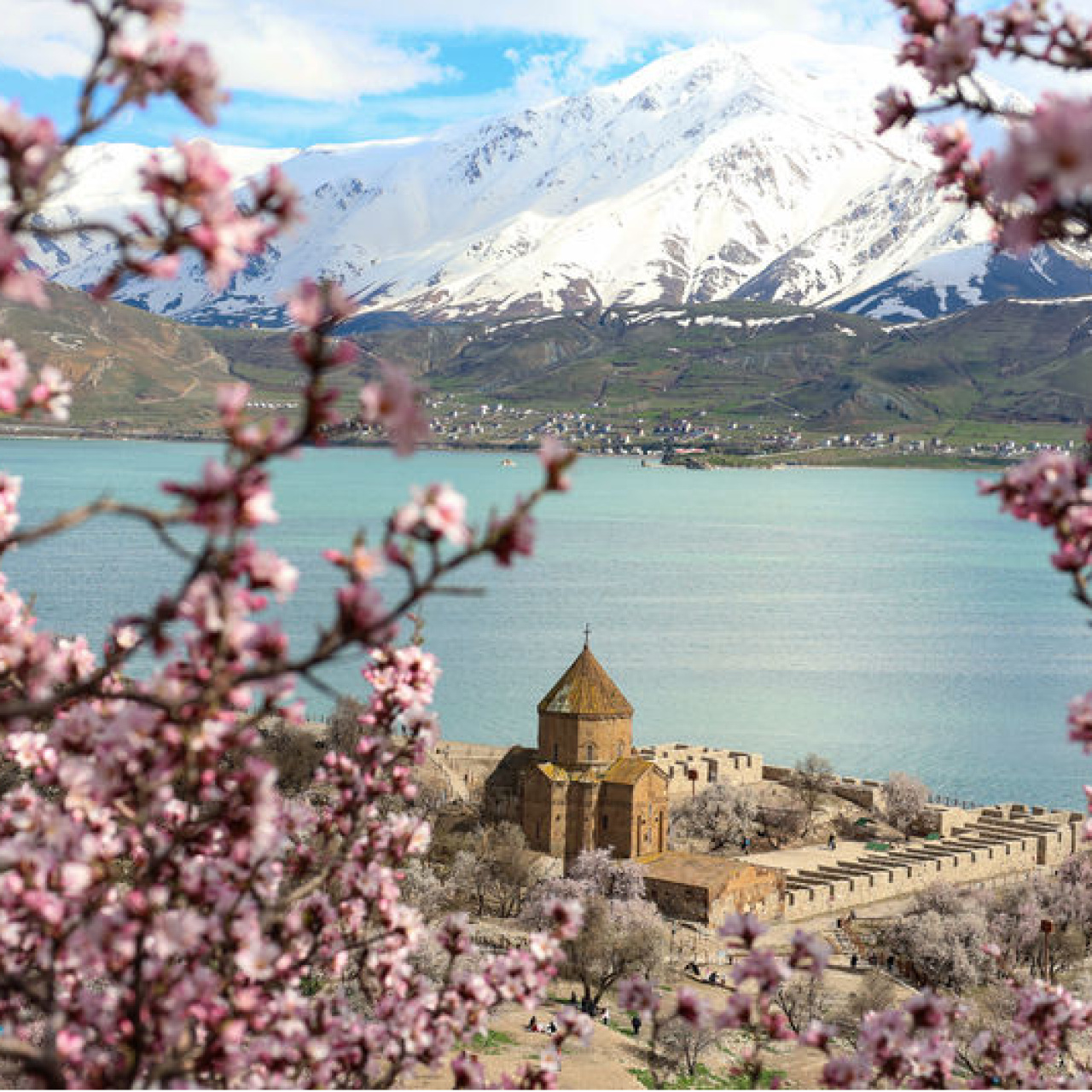 Baharda renklendi! Van'ın en sevilen yerlerinden
