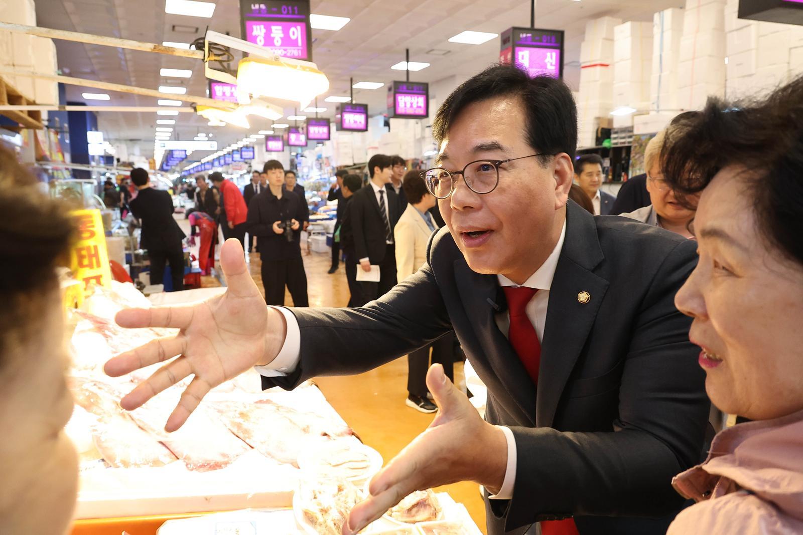 송언석, 장동혁과 갈등설에 “선거철엔 부부도 따로 다녀야”