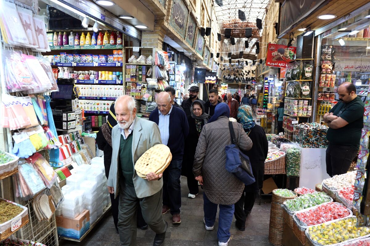 US Naval Blockade Pushes Iran’s Currency to Record Low