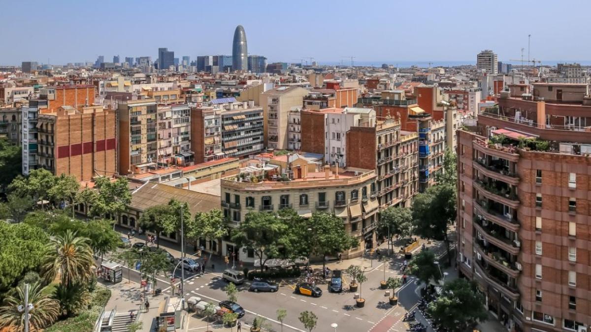 Vender un edificio en Barcelona en 2026: decisiones clave, conflictos habituales y cómo maximizar el valor