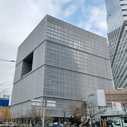 (LEAD) Amorepacific Q1 net falls 5 pct on base effect