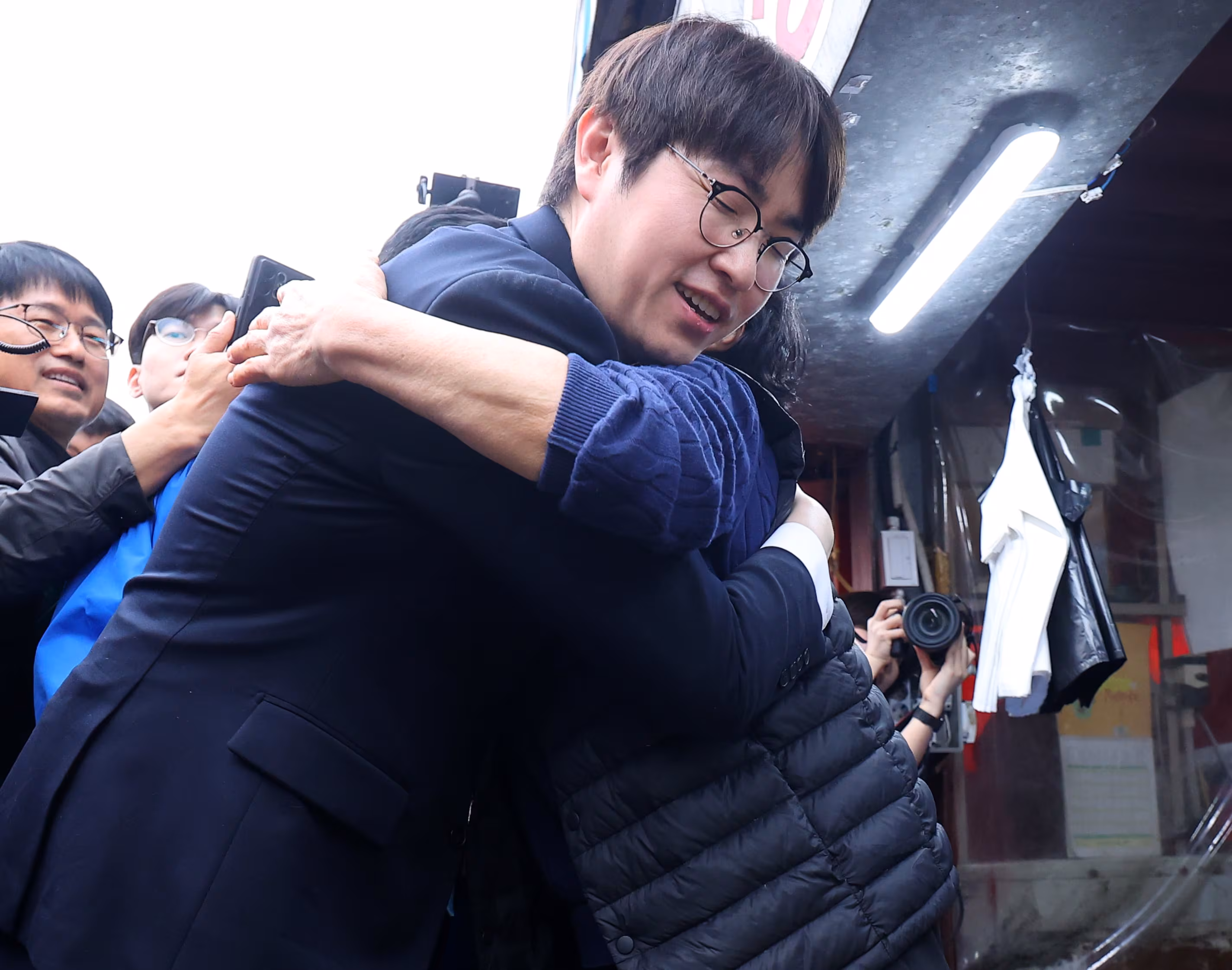 하정우, ‘악수 후 손 털기’ 논란에 “손 저렸다”