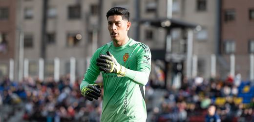 Spanischer Fußball: Real Saragossas Torhüter Esteban Andrada schlägt Gegenspieler ins Gesicht