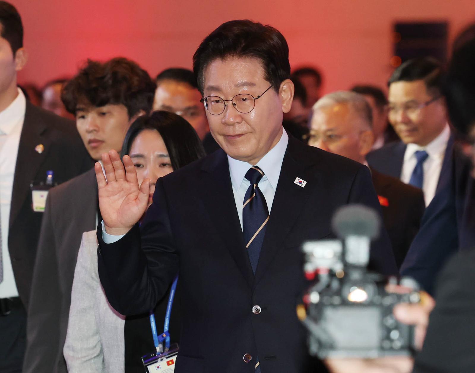 李 “혼자 잘 살면 뭔 재민겨? 같이 살자”…주사기 매점매석 저격